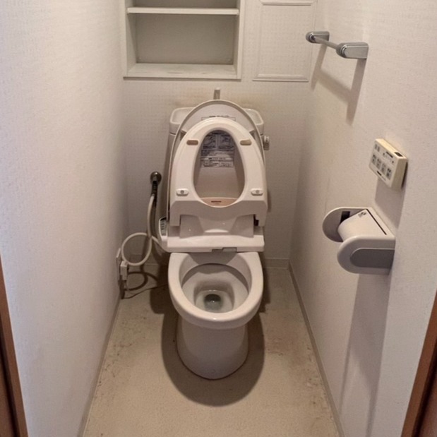 ch20251208-toilet-before-toto-ピュアレストQR施工前