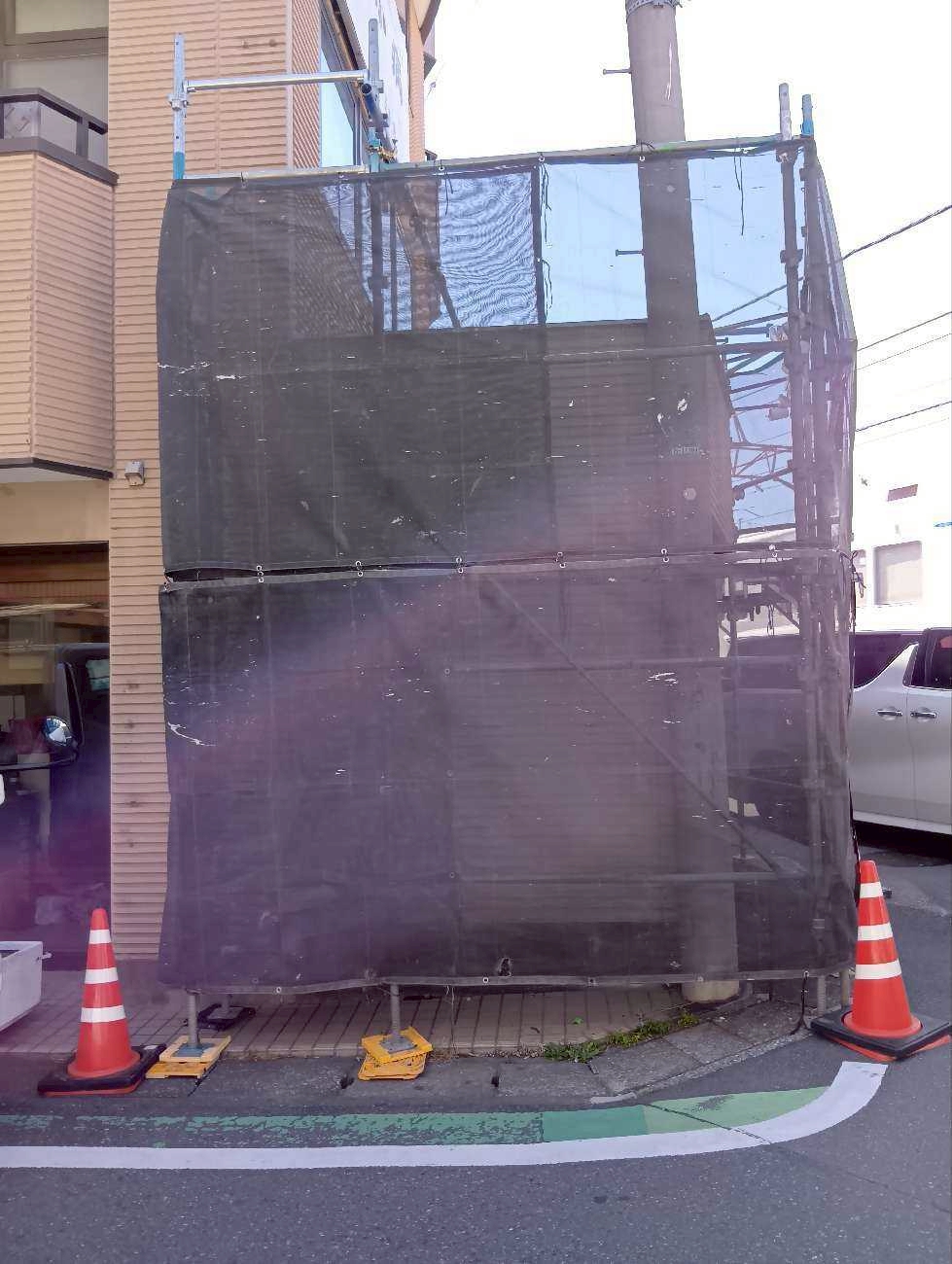 増築部分解体工事の足場設置写真