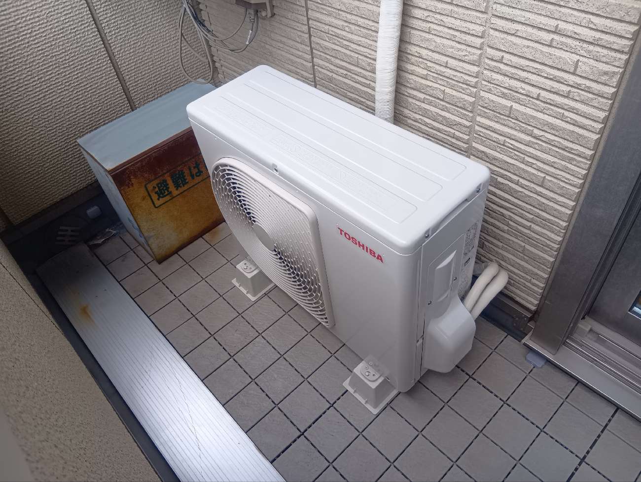 東芝 RAS-2214TL 室外機 施工後