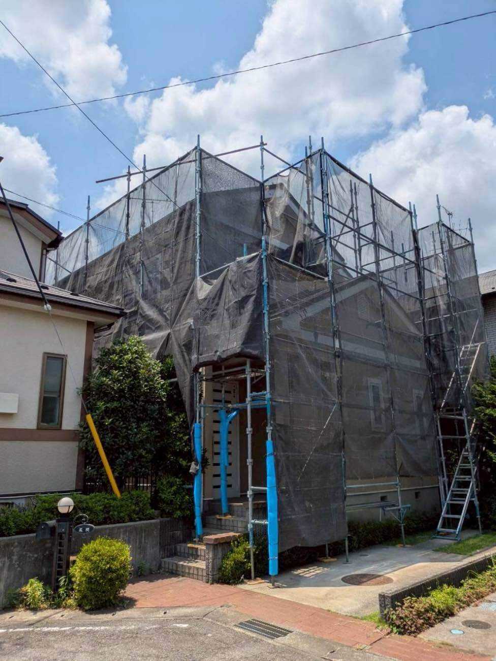建物全体を囲うようにしっかり組まれた足場