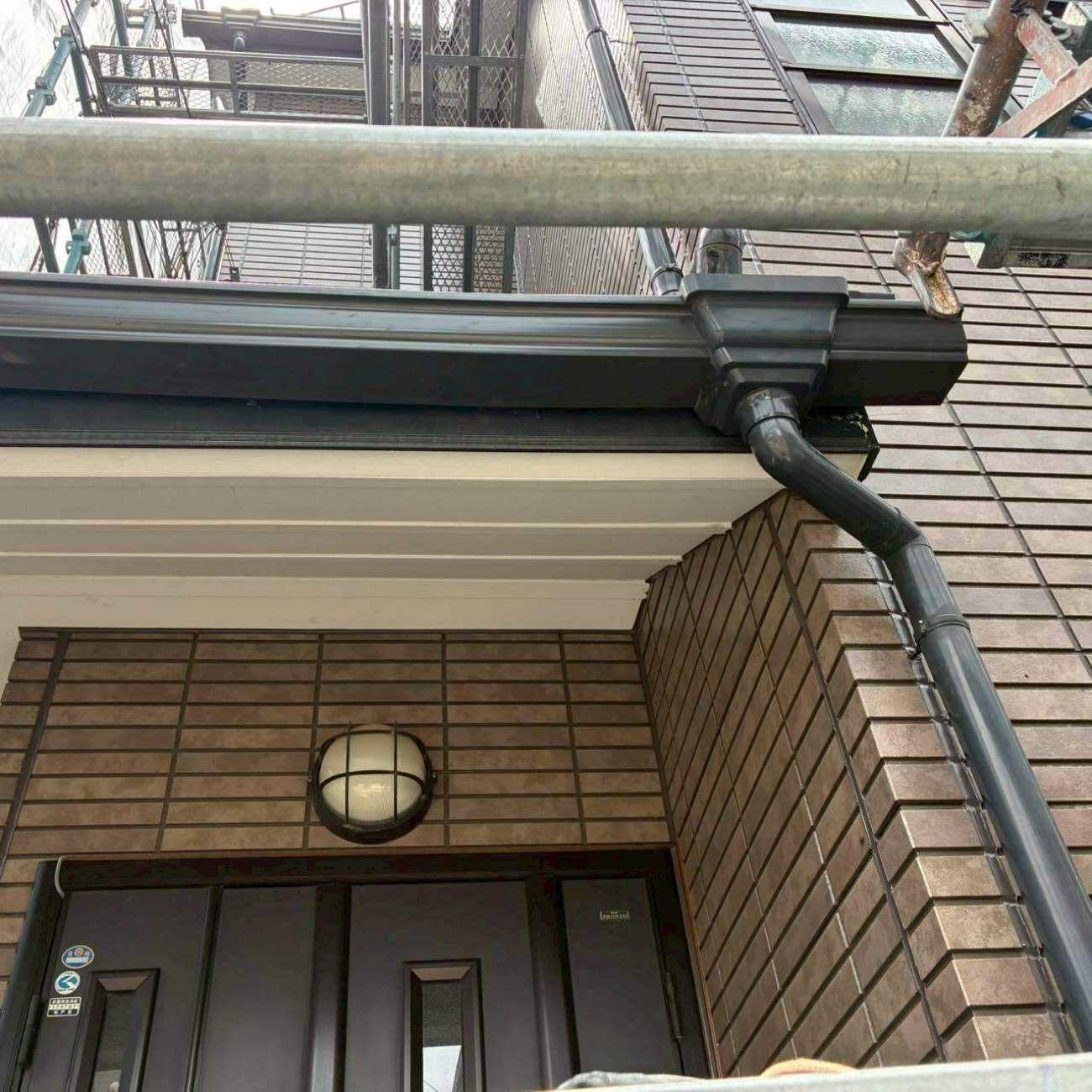補修後の雨どいと排水部分