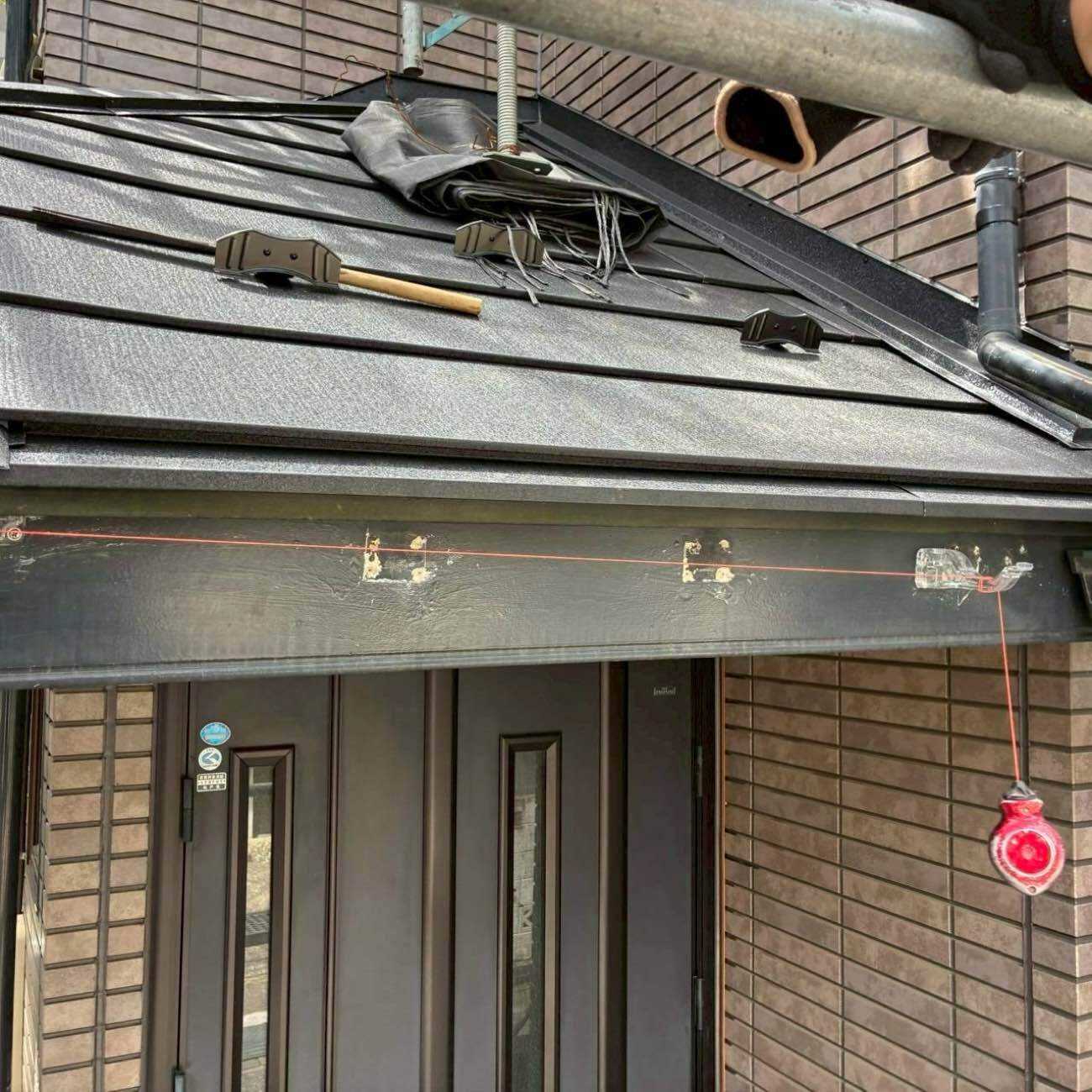 屋根改修にあわせて補修した玄関ひさし
