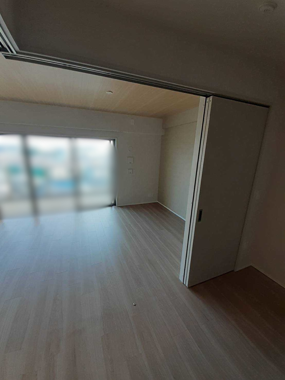 上吊り式L字型建具とウスイータで仕上げたリビング 施工後