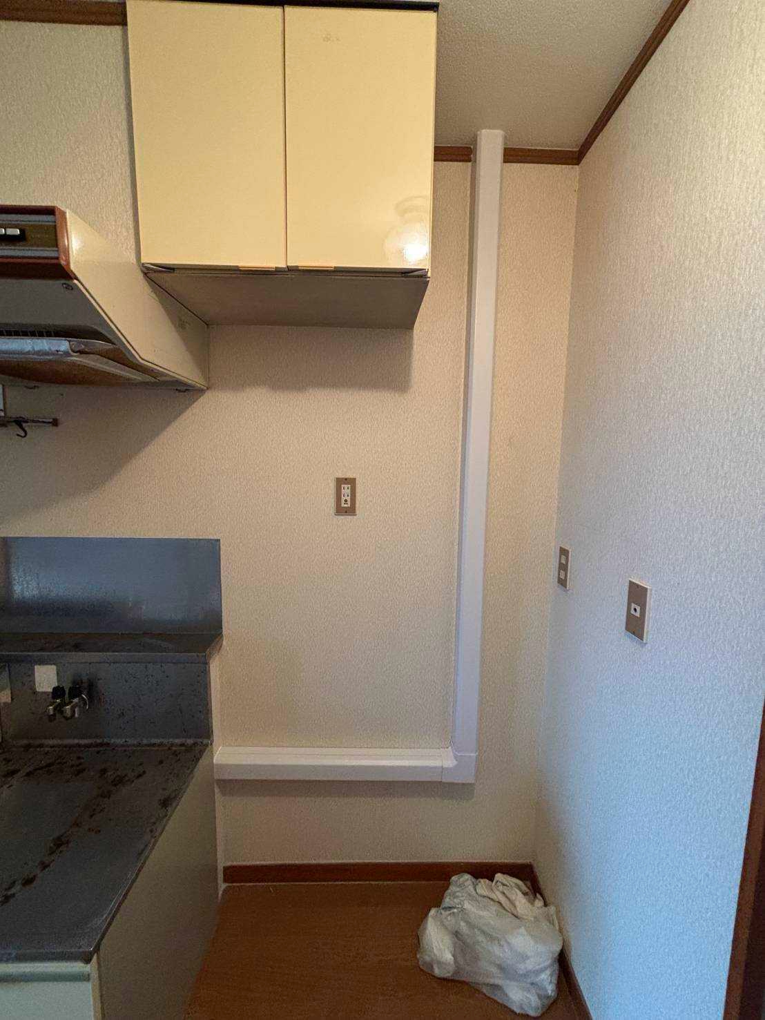 新しい給水給湯配管を配管モールで仕上げたキッチン横