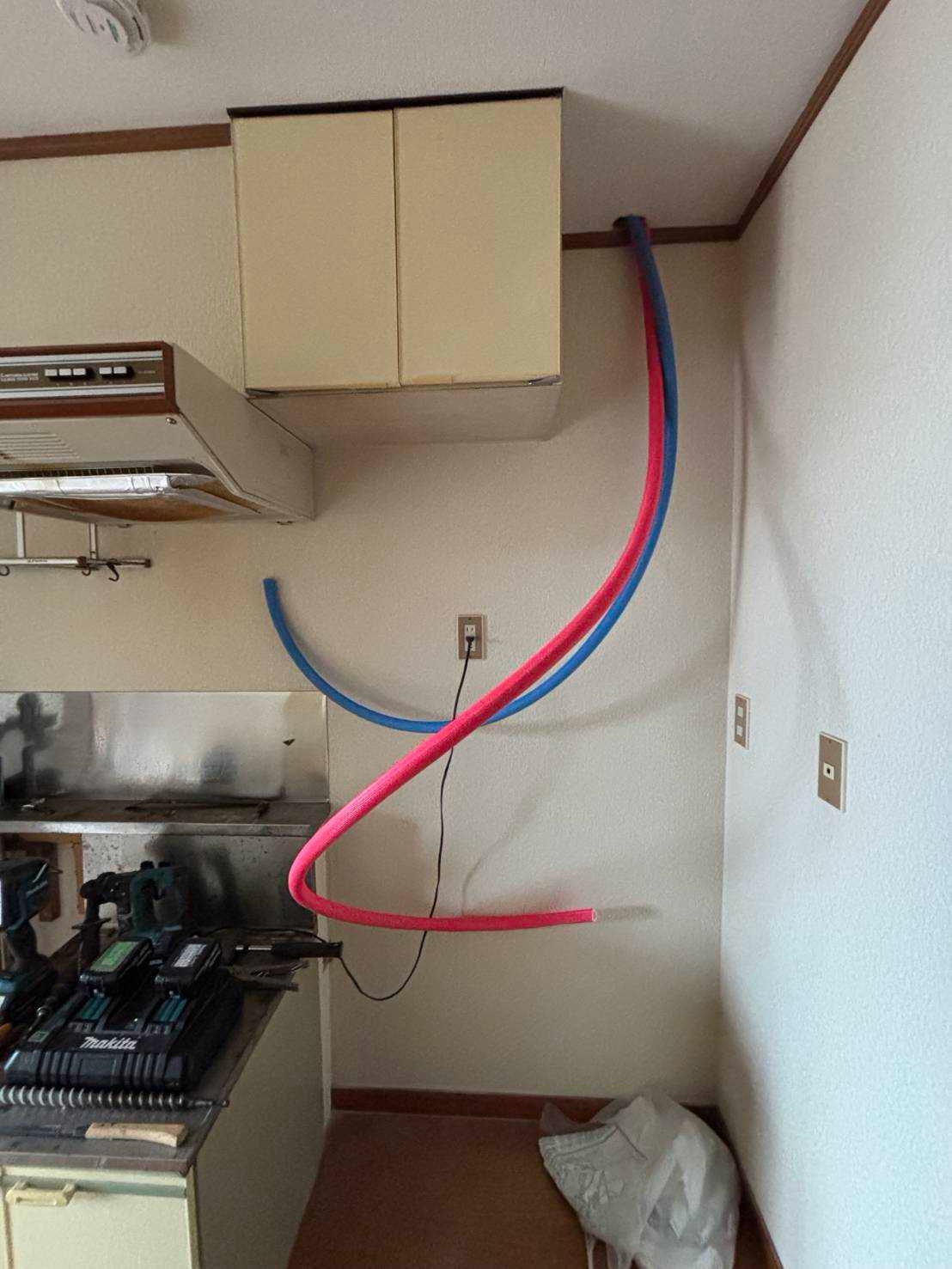 キッチン横に新しい給水給湯配管を施工している途中