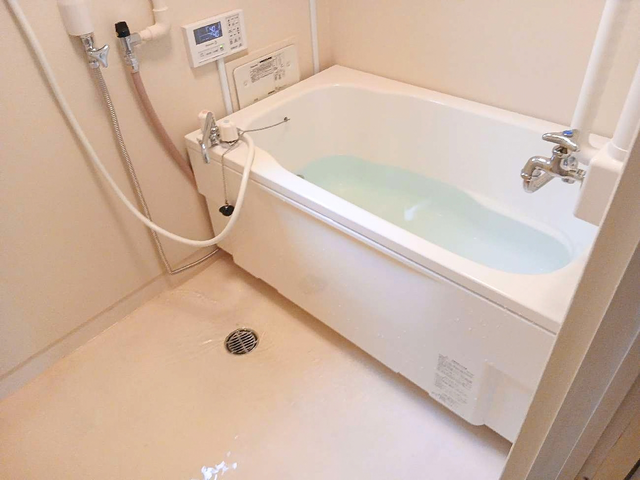 カベピタと1200浴槽、水栓を設置した施工後の浴室