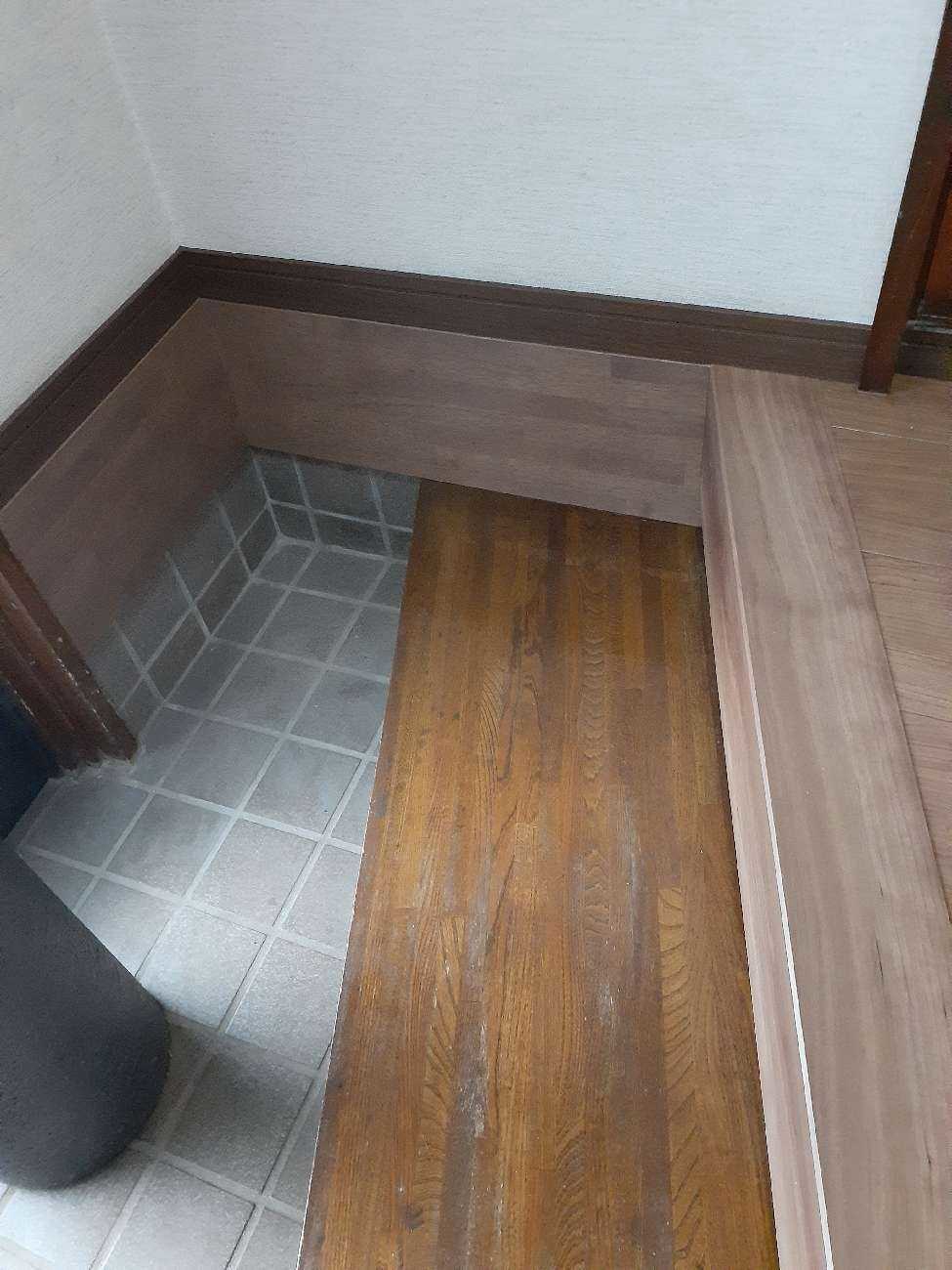 玄関框を入れ替えてきれいに仕上げた施工後の玄関