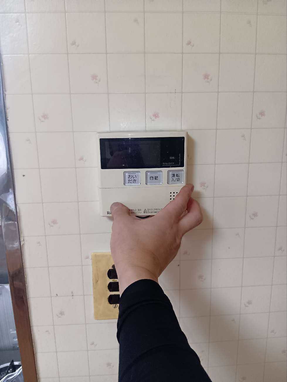 交換作業中の台所給湯リモコン