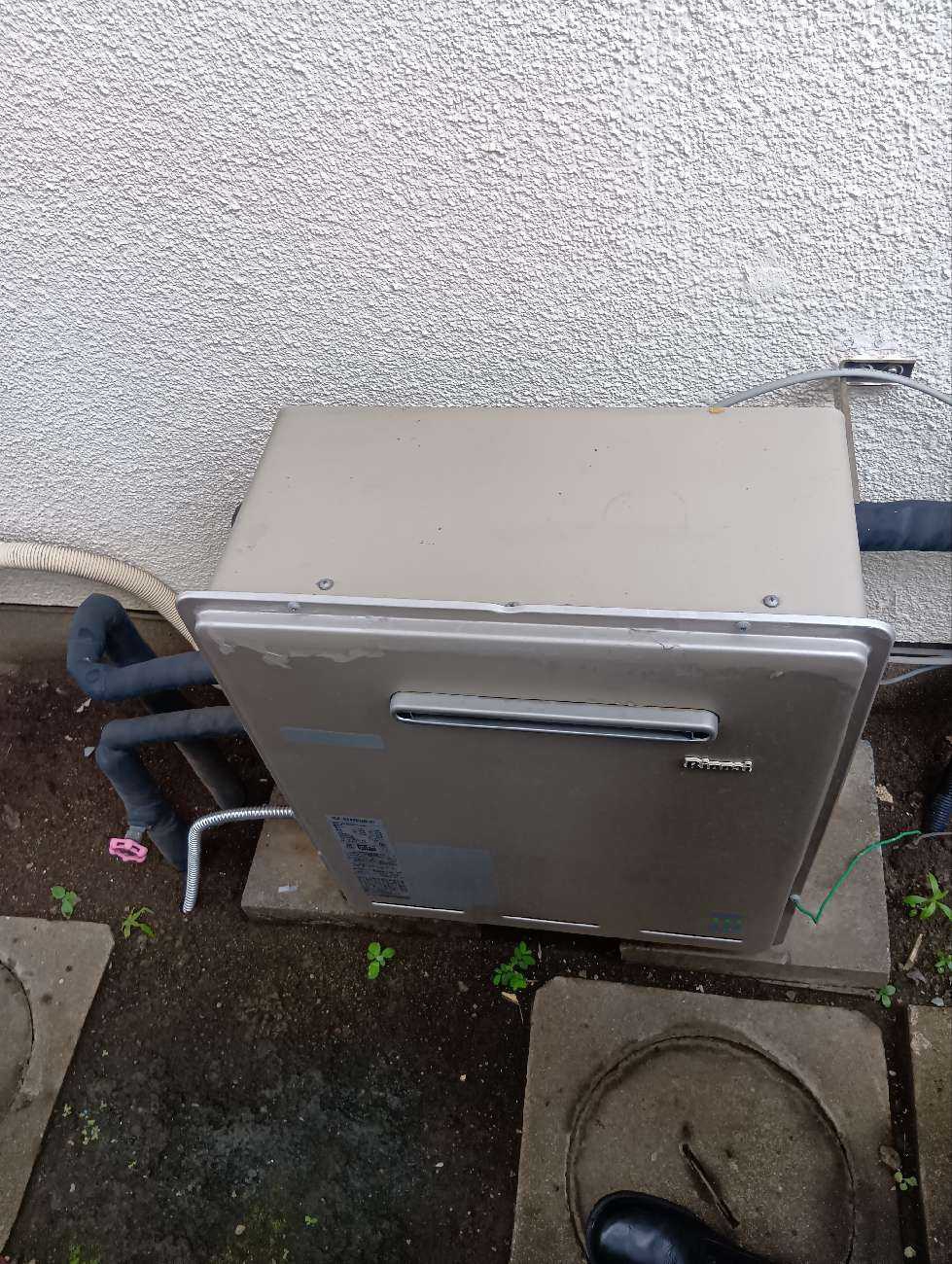 交換前の屋外据置型給湯器